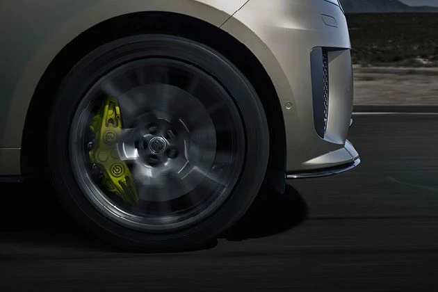 The first ultra-lightweight 23-inch Carbon Fibre Wheels fitted to a production vehicle
